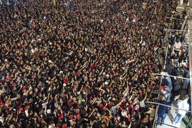 Elecciones en Brasil. Una multitud salió a festejar los resultados de la primera vuela. Miles y miles de brasileños se acercaron a la Avenida Paulista en la sede del PT. 