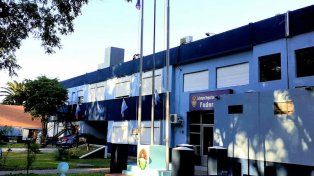Un joven de 32 años fue brutalmente atacado por un grupo de agresores cerca del Club Ferrocarril de Federal. La policía busca a tres personas.