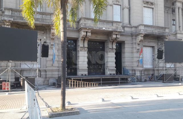 Así luce la Plaza 25 de Mayo en la previo del acto de asunción del nuevo gobernador