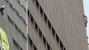 Dos escaladores suben la fachada del edificio del New York Times