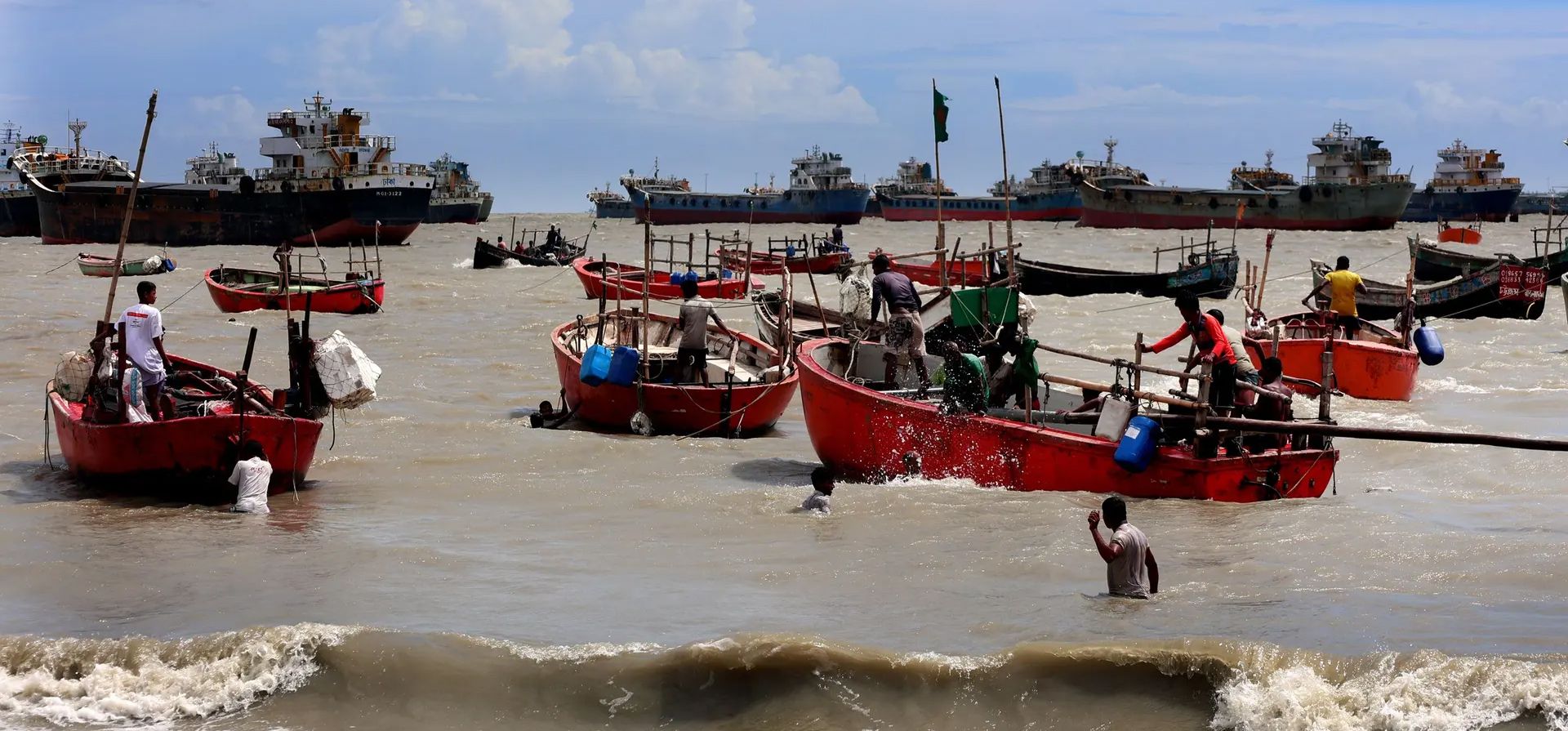 Patenga, Bangladesh. Los barcos de pesca abarrotan el agua mientras buscan la mejor captura después de que terminó una prohibición del gobierno. Fotografía: Mohammed Shajahan/Zuma/Shutterstock Patenga, Bangladesh. Los barcos de pesca abarrotan el agua mientras buscan la mejor captura después de que terminó una prohibición del gobierno. Fotografía: Mohammed Shajahan/Zuma/Shutterstock