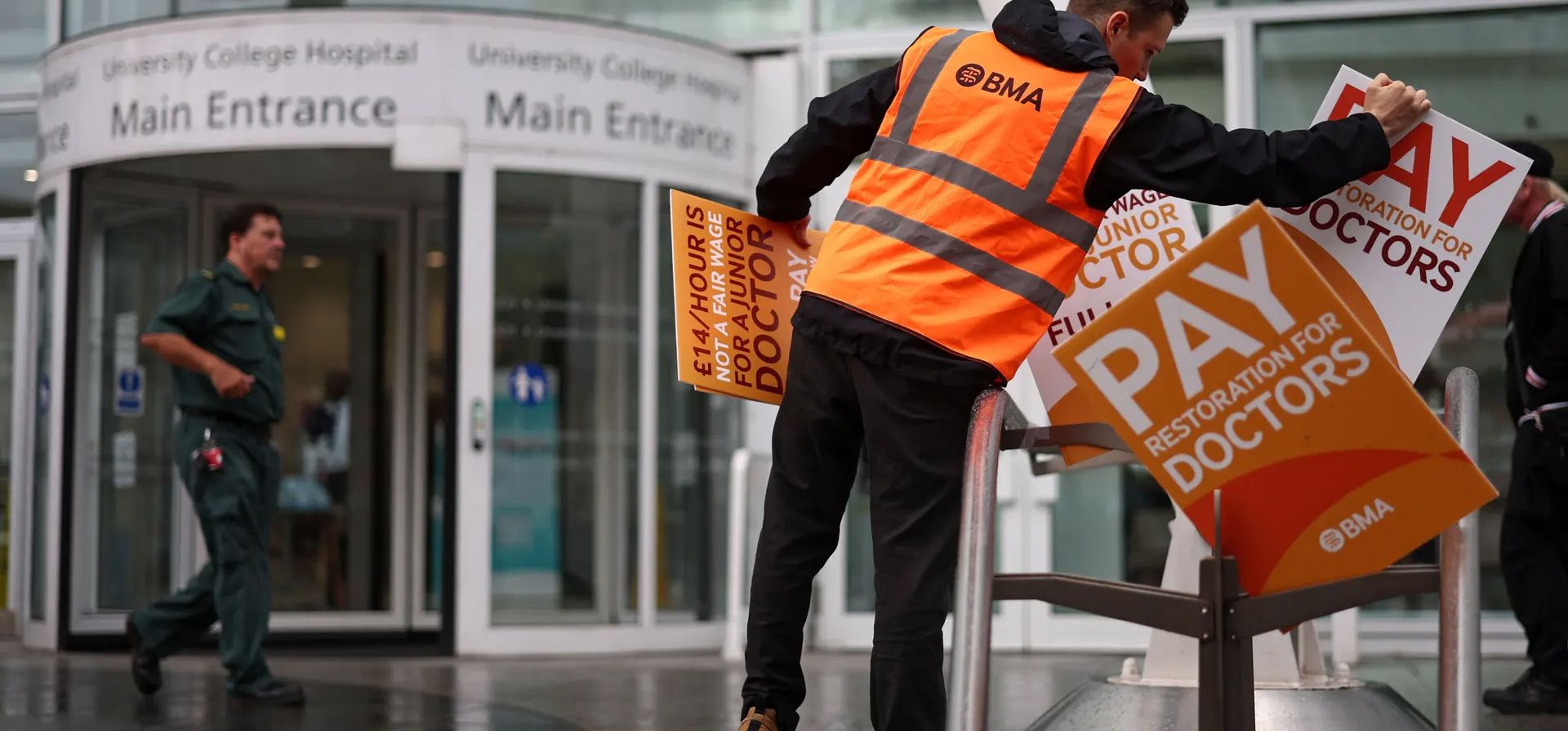 Londres, Reino Unido. Hospitales en Inglaterra estarán en huelga hasta el martes por la mañana en una disputa con el gobierno sobre los salarios que golpea al Servicio Nacional de Salud financiado por el estado del Reino Unido. Fotografía: Henry Nicholls/AFP/Getty Images Londres, Reino Unido. Hospitales en Inglaterra estarán en huelga hasta el martes por la mañana en una disputa con el gobierno sobre los salarios que golpea al Servicio Nacional de Salud financiado por el estado del Reino Unido. Fotografía: Henry Nicholls/AFP/Getty Images