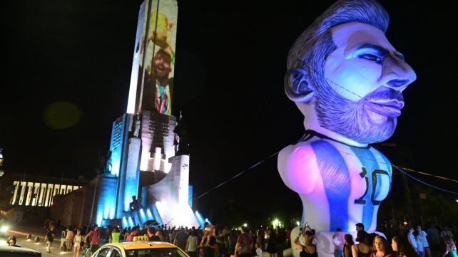 Rosario: espectáculo de luces y sonidos para homenajear a Messi y Di María