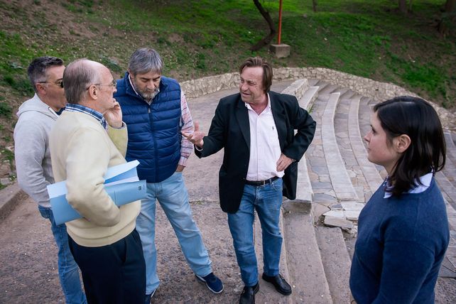 Recorrida. El intendente estuvo acompañado por el secretario de Medios José Escobar.