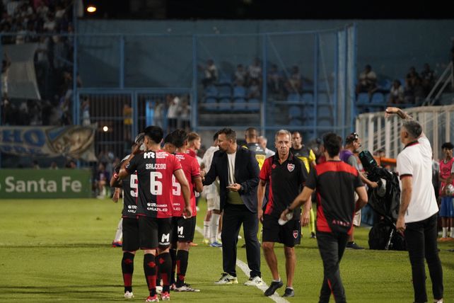 El Ogro Fabbiani da indicaciones en un alto del partido en que el Newell's derrotó a Atlético Tucumán.