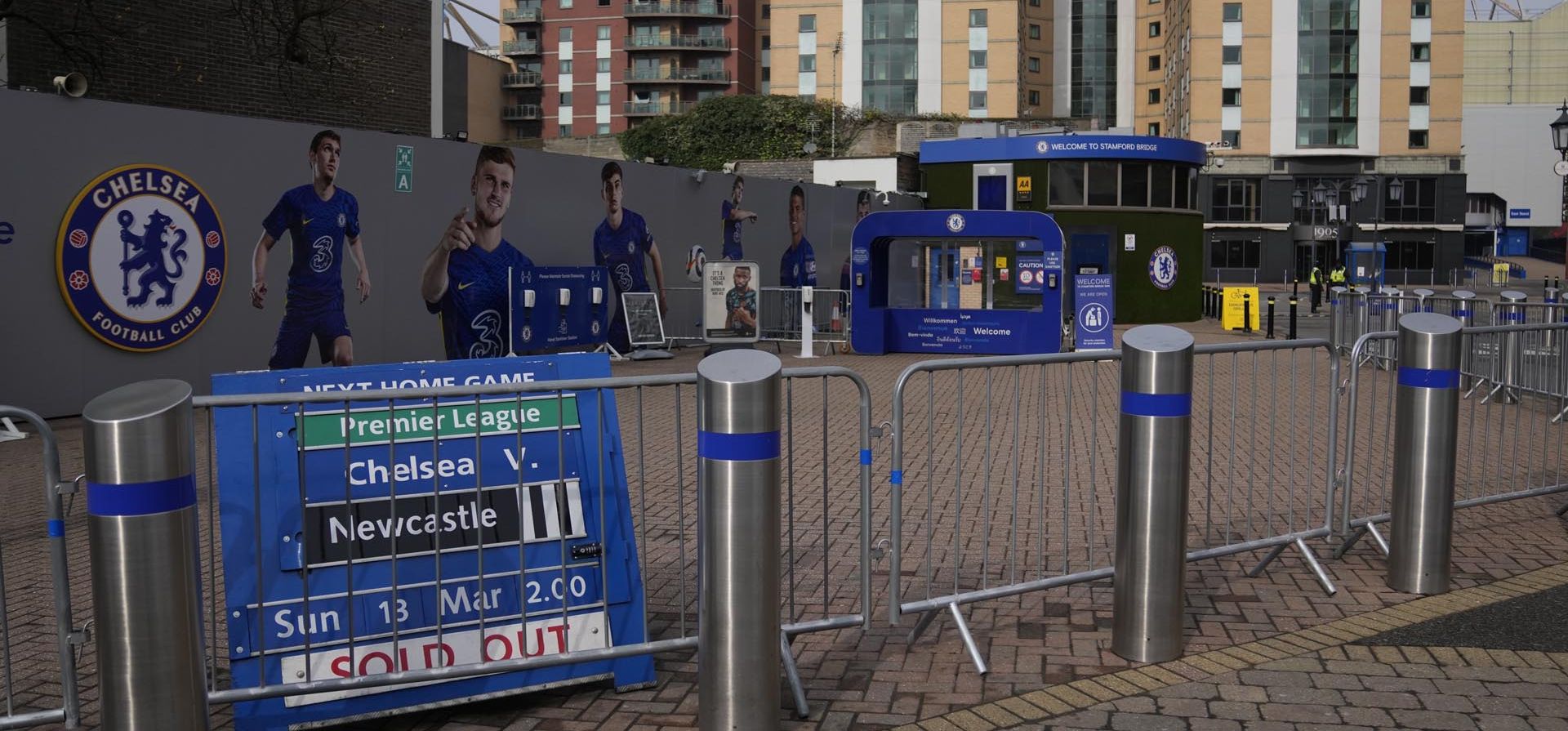 Una vista general del estadio Stamford Bridge, sede del club de fútbol Chelsea, en Londres, el jueves 3 de marzo de 2022. Ante la amenaza de sanciones financieras que se avecinan, el propietario ruso del Chelsea, Roman Abramovich, confirmó el miércoles que está tratando de vender el club de la Premier League que convirtió en una máquina ganadora de trofeos de élite con su generosa inversión.