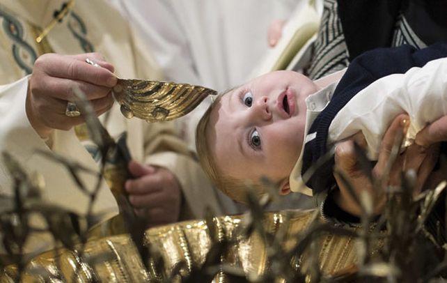 El Papa Francisco bautízó ayer a 33 niños durante una ceremonia cumplida en la Capilla Sixtina.