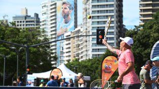 Tenis para todos. Frente al Monumento se montaron canchas para promocionar la Copa Davis