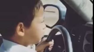 Un video muestra niño al volante de un auto a 200 kilómetros por hora
