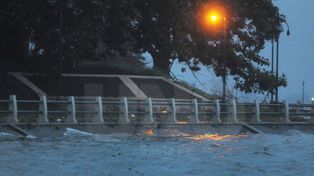 Postales de la crecida: la Costanera santafesina bajo la lluvia