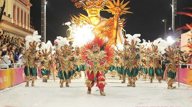 Unas 20.000 personas disfrutaron del paso de las cuatro comparsas que buscan quedarse con un lugar para la edición 2025 de El Carnaval del País en Gualeguaychú