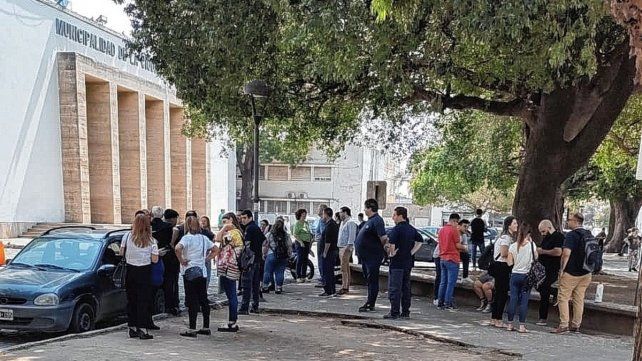 Trabajadores y personas que se encontraban en el lugar realizando trámites debieron ser evacuadas de la Municipalidad. Trabajadores y personas que se encontraban en el lugar realizando trámites debieron ser evacuadas de la Municipalidad.