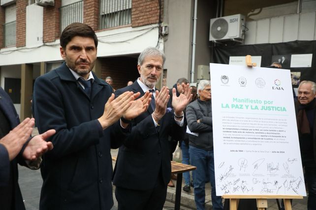 El gobernador Maximiliano Pullaro encabezó un acto en Santa Fe en conmemoración del 30 aniversario del atentado a la Amia.