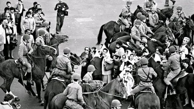 &nbsp;Madres de Plaza de Mayo: homenaje a 45 años de su primera ronda