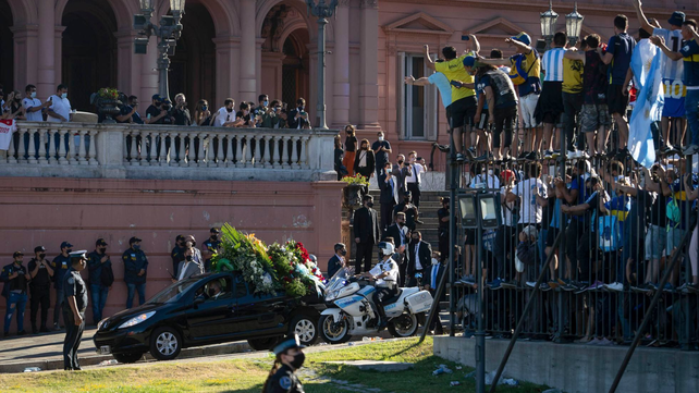 Miles de personas de todo el país se agruparon en la Casa Rosada para despedir a Maradona en noviembre de 2020.