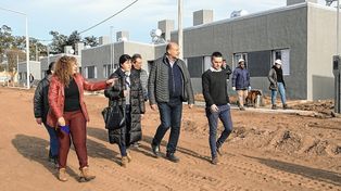 El gobernador Omar Perotti recorrió la construcción de viviendas