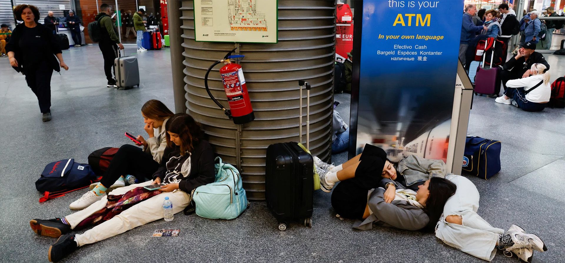 Los pasajeros esperan el visto bueno para acceder a sus trenes después de que el cable robado de una línea de tren de alta velocidad entre Madrid y Andalucía causara retrasos, Madrid, España. Fotografía: Susana Vera/Reuters Los pasajeros esperan el visto bueno para acceder a sus trenes después de que el cable robado de una línea de tren de alta velocidad entre Madrid y Andalucía causara retrasos, Madrid, España. Fotografía: Susana Vera/Reuters