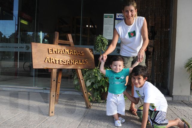 Con un puesto en la ruta, edificó La Casita de las Empanadas