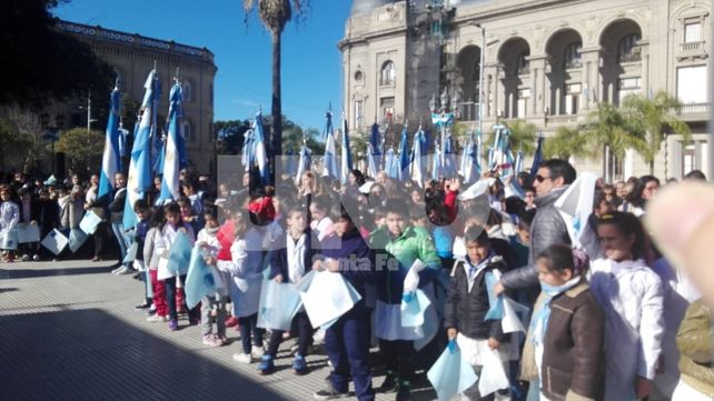 Miles de niños santafesinos juraron lealtad a la bandera nacional