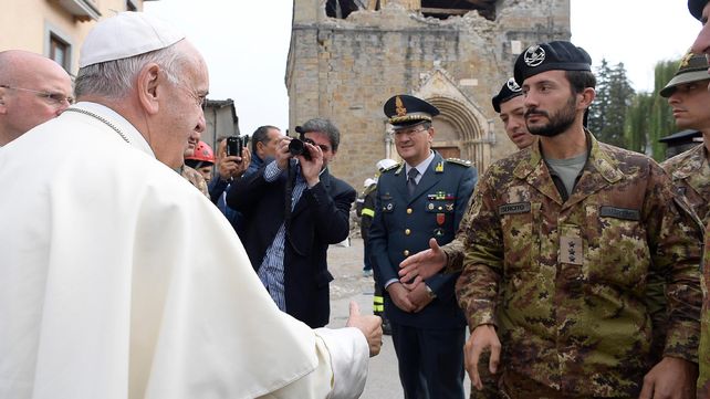Impactantes fotos de la visita del Papa a Amatrice, el pueblo italiano devastado por un terremoto