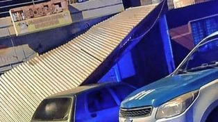 Paraná: chocó dos autos estacionados y provocó daños en una vivienda
