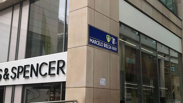 En Leeds bautizaron una calle en honor a Marcelo Bielsa