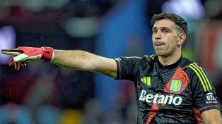 Emiliano Martínez no pudo completar su partido con Aston Villa por un problema muscular.