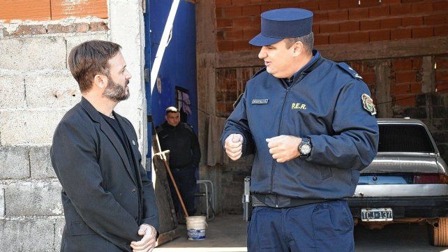 El intendente Azcué y el comisario Rosatelli en el inmueble que será destinado a la policía.