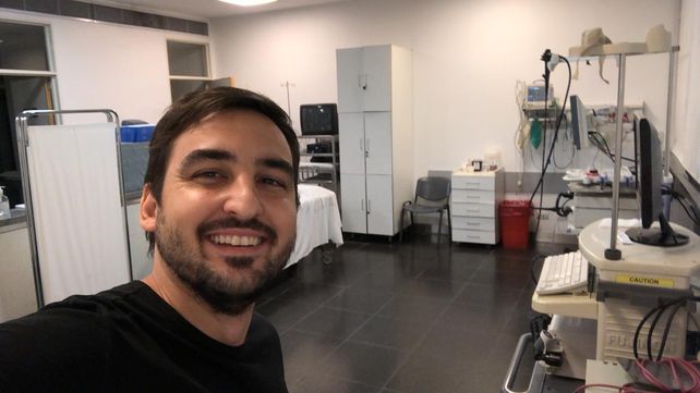 Un médico rosarino atendió en un avión a un pasajero con síntomas de coronavirus