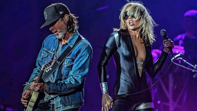 El avión de Miley Cyrus fue alcanzado por un rayo