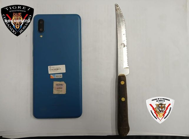 El celular que le robaron al taxista y el cuchillo que utilizaron los delincuentes.