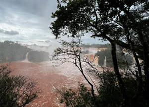 Cataratas del Iguazú: cierran de emergencia los paseos por una importante crecida del río
