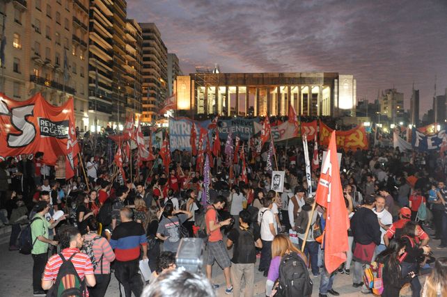 La explanada del Monumento a la Bandera reunió a una multitud que reclamó la aparición con vida del joven mochilero.