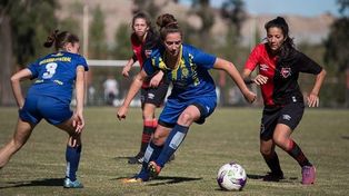 El fútbol femenino sigue creciendo en las canchas rosarinas.