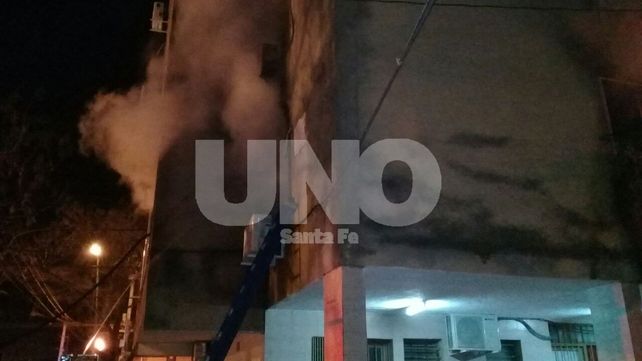 Incendio en barrio Las Flores II: bomberos evacuaron la Torre I