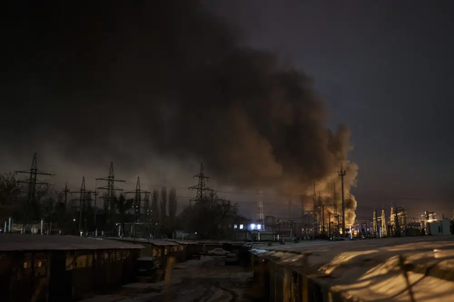 Incendio en una central eléctrica de Kiev el 16 de diciembre, luego de un bombardeo ruso con misiles y drones.