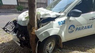 Paraná: una camioneta del municipio chocó contra un árbol