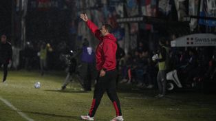 Cristian Fabbiani le da indicaciones a sus jugadores en una nueva victoria de Newells.&nbsp;
