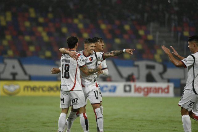 El primero de Newells. Franco García celebra su gol y le agradece a Saúl Salcedo