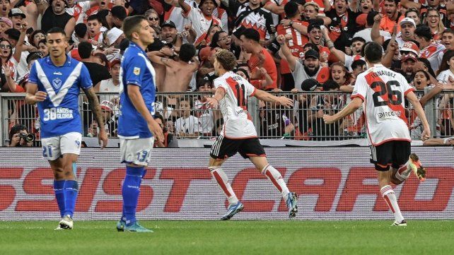 Facundo Colidio festeja el primer gol de River.