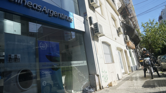 El frente vidriado de la sucursal Rosario de Aerolíneas Argentina terminó dañado este lunes a la madrugada.&nbsp;