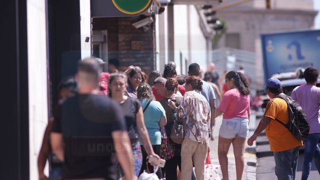 Largas colas por el bono a jubilados nacionales y beneficiarios AUH