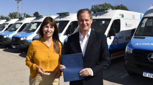 Salud: entregan 10 ambulancias de Nación y crean 1095 cargos