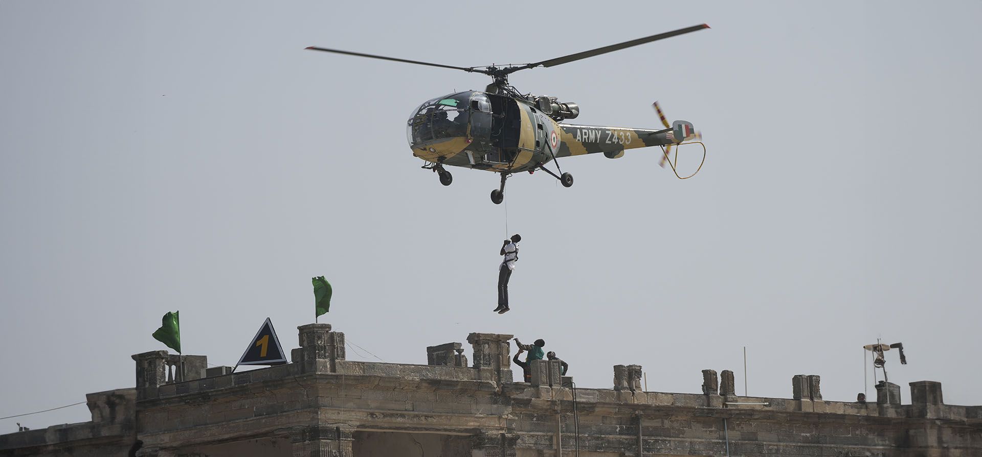 Un helicóptero del ejército indio realiza un rescate durante un ejercicio conjunto multilateral anual de asistencia humanitaria y socorro en casos de desastre (HADR) denominado 'Sanyukt Vimochan 2024' sobre el escenario de un ciclón en Porbandar, India, el martes 19 de noviembre de 2024. (Foto AP/Ajit Solanki) Un helicóptero del ejército indio realiza un rescate durante un ejercicio conjunto multilateral anual de asistencia humanitaria y socorro en casos de desastre (HADR) denominado 'Sanyukt Vimochan 2024' sobre el escenario de un ciclón en Porbandar, India, el martes 19 de noviembre de 2024. (Foto AP/Ajit Solanki)