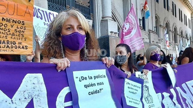 Masiva marcha de la agrupación Ni una menos frente a tribunales de Santa Fe