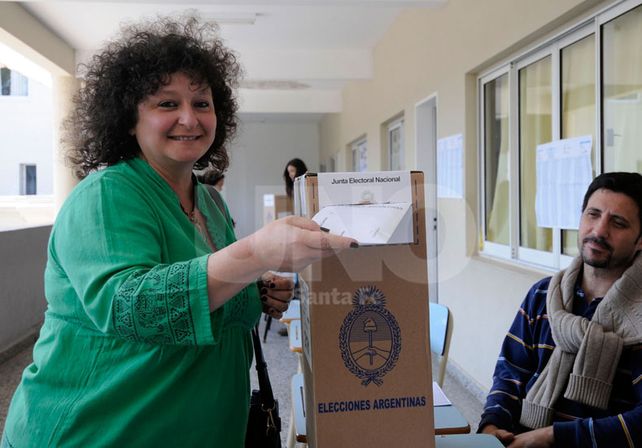 Nelda González/ Actriz- Ganadora del Premio Escenario 2014: “Voto absolutamente convencida de que la Patria es el Otro Y no solo con alegría sino con emoción por poder hacerlo. Creo que la participación activa desde distintos ámbitos nos llevará hacia una democracia de mayor calidad institucional.”