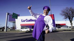 El Dani frente a la sucursal totalmente renovada de Circunvalación y Córdoba.