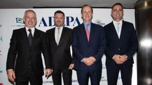 Bordet con el presidente de Adepa, Martín Etchevers, el senador nacional Edgardo Kueider y el intendente de Gualeguaychú, Mauricio Davico,