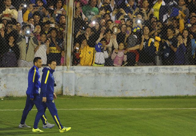 Boca entrenó en suelo pirata