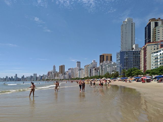 Las playas del sur de Brasil suelen ser escenario de brotes de bacterias que afectan la salud&nbsp;
